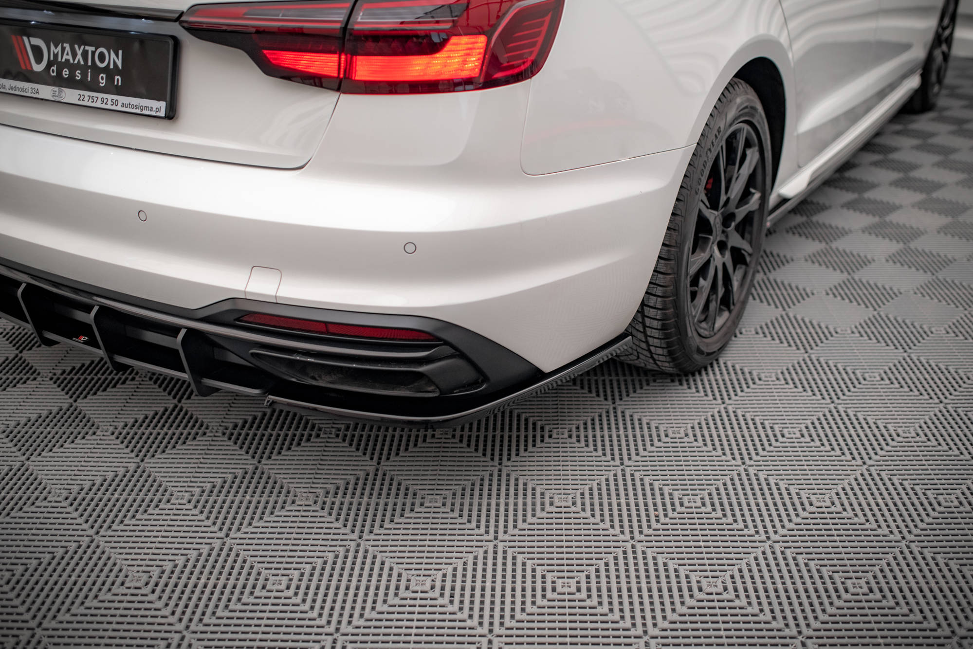 Maxton Design Heck Ansatz Flaps Diffusor für Audi A4 B9 Facelift schwarz Hochglanz
