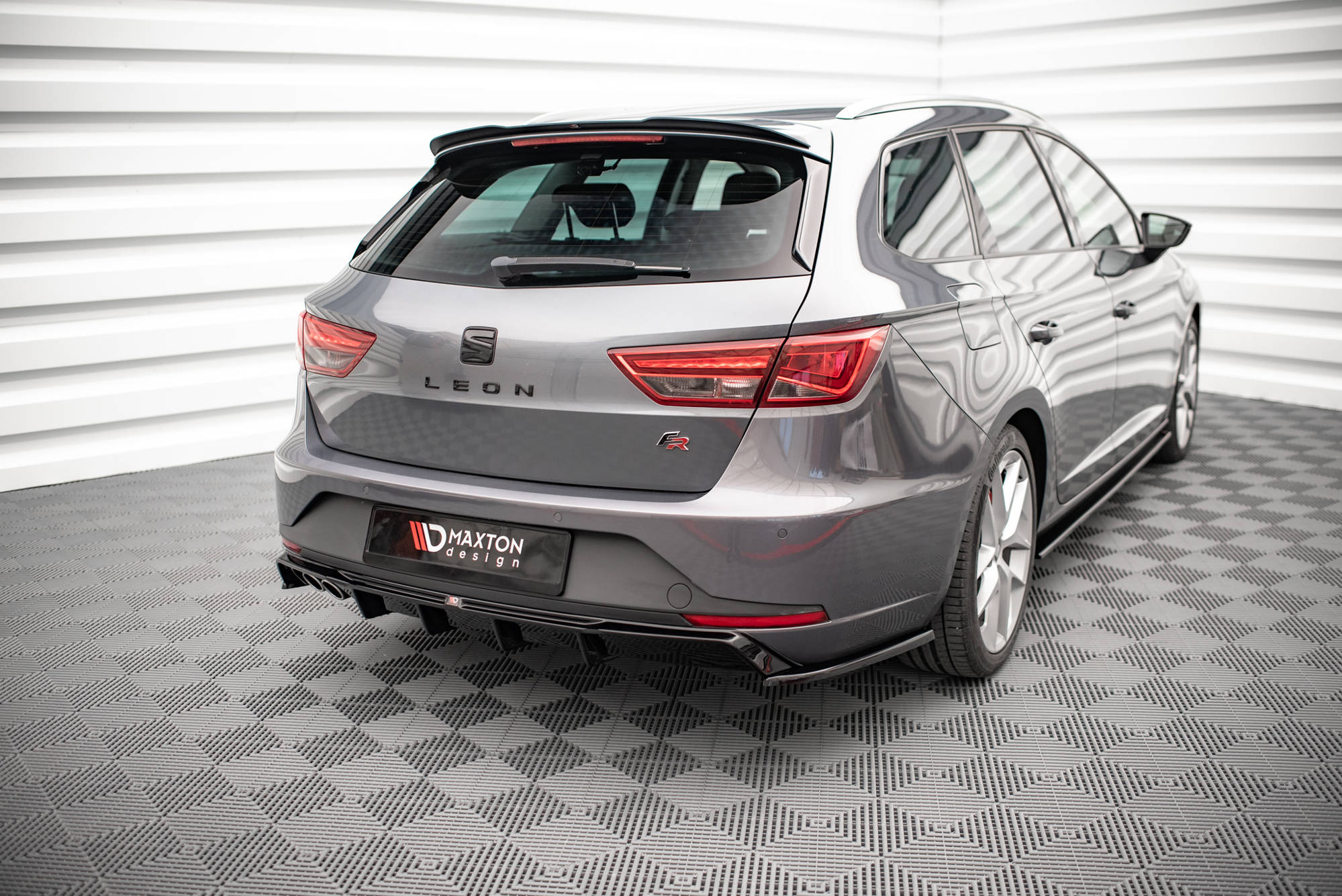 Maxton Design Heck Ansatz Flaps Diffusor V.2 für Seat Leon FR Sportstourer Mk3 schwarz Hochglanz