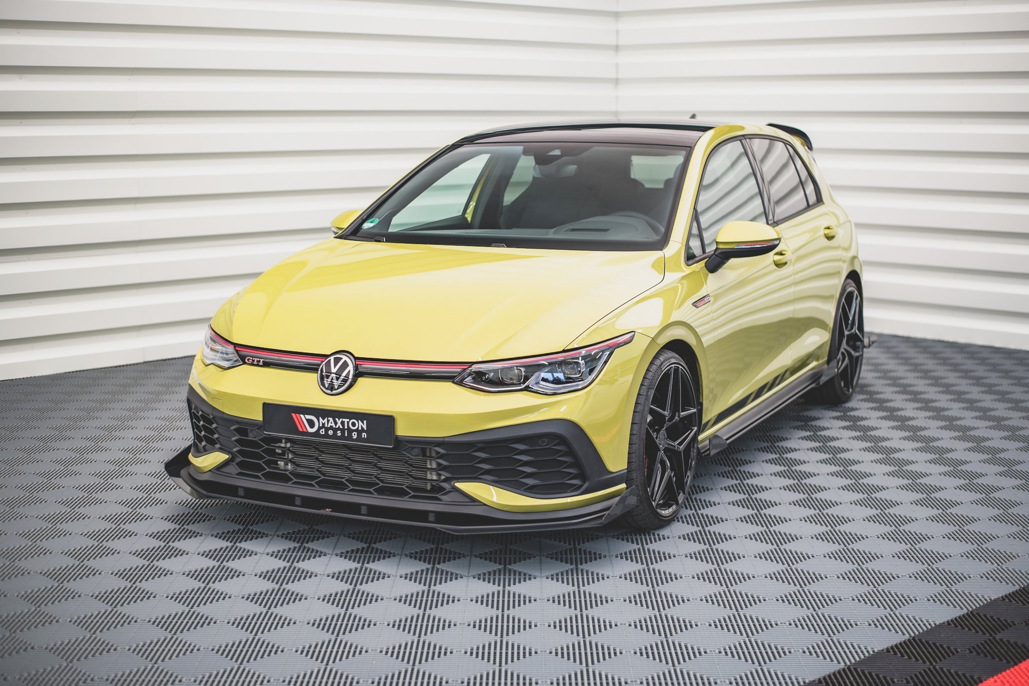 Maxton Design Robuste Racing Front Ansatz für passend +Flaps für Volkswagen Golf 8 GTI Clubsport schwarz Hochglanz