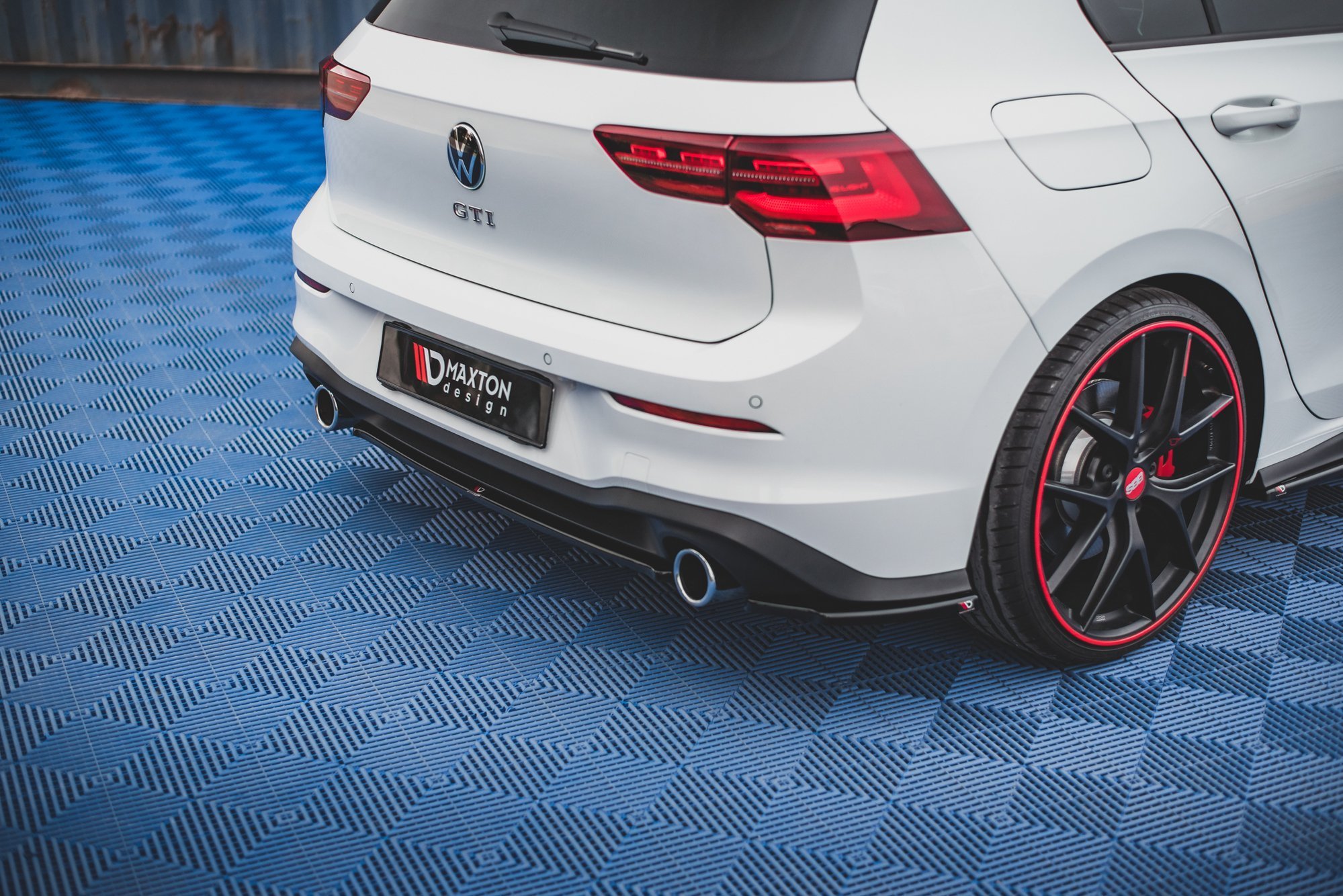 Maxton Design Mittlerer Diffusor Heck Ansatz für Volkswagen Golf 8 GTI schwarz Hochglanz