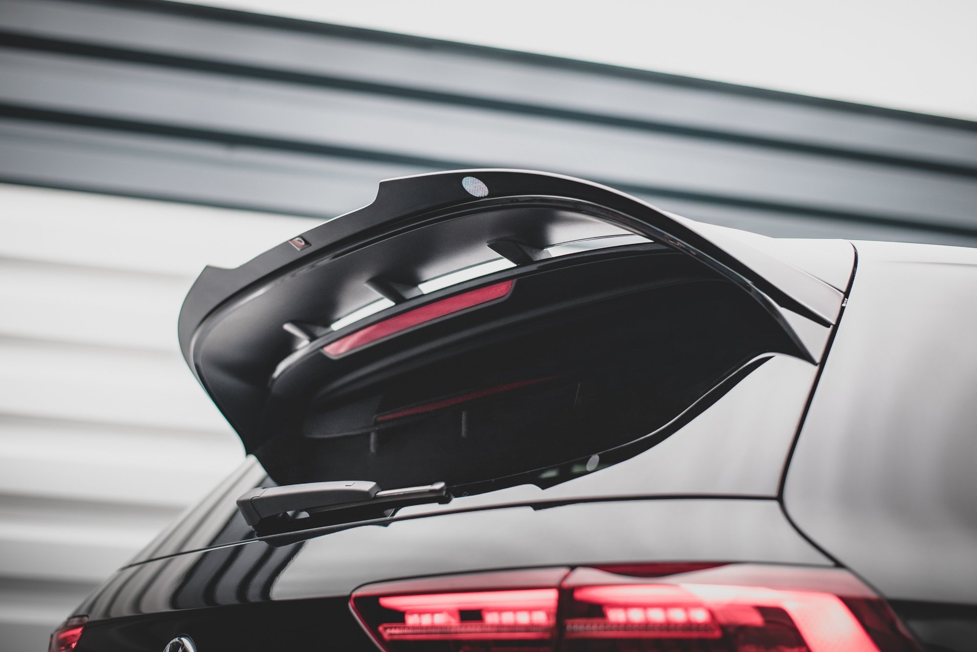 Maxton Design Spoiler CAP V.2 für Volkswagen Golf 8 R-Performance / GTI Clubsport schwarz Hochglanz