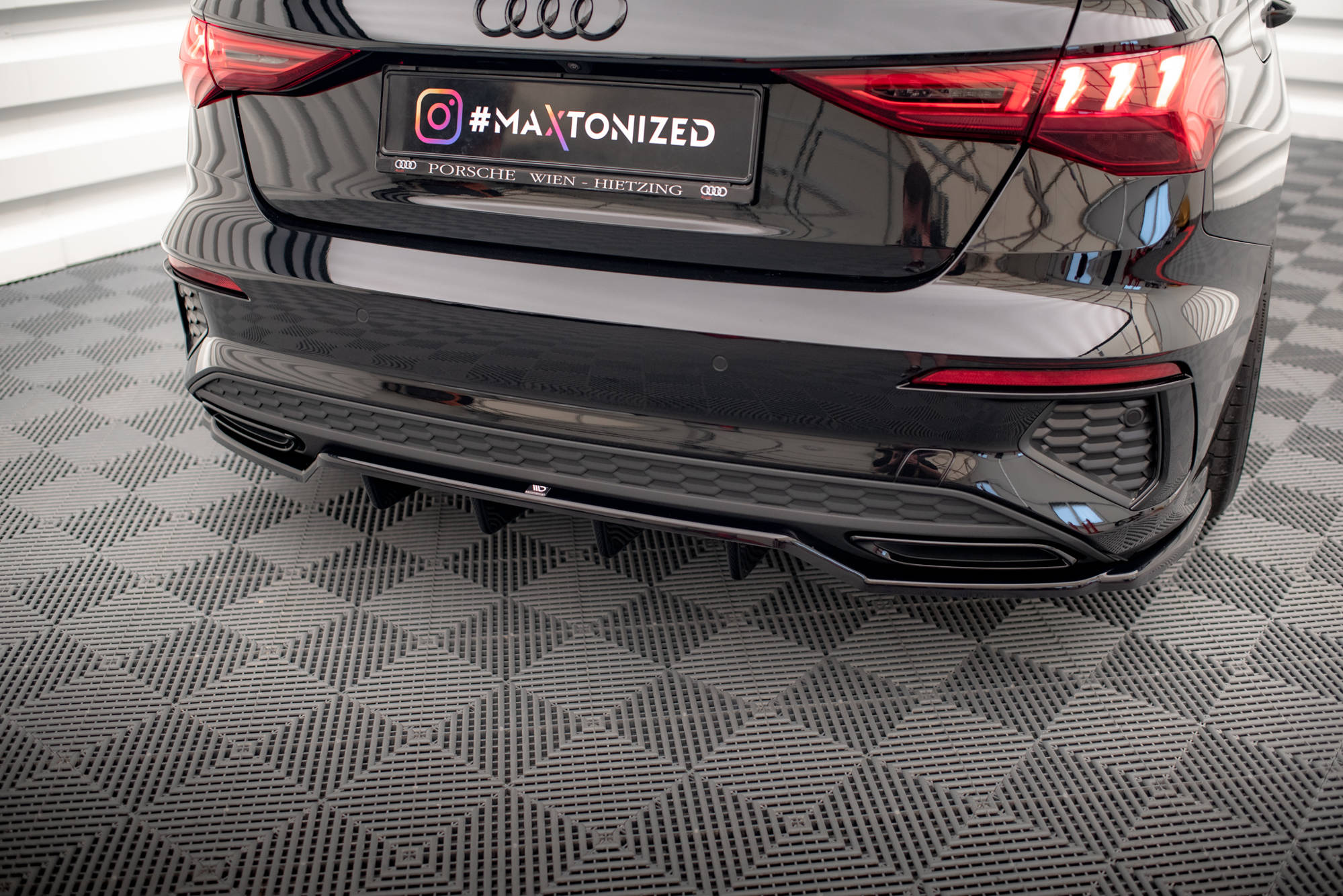 Maxton Design Mittlerer Diffusor Heck Ansatz DTM Look für Audi A3 S-Line Limousine 8Y schwarz Hochglanz