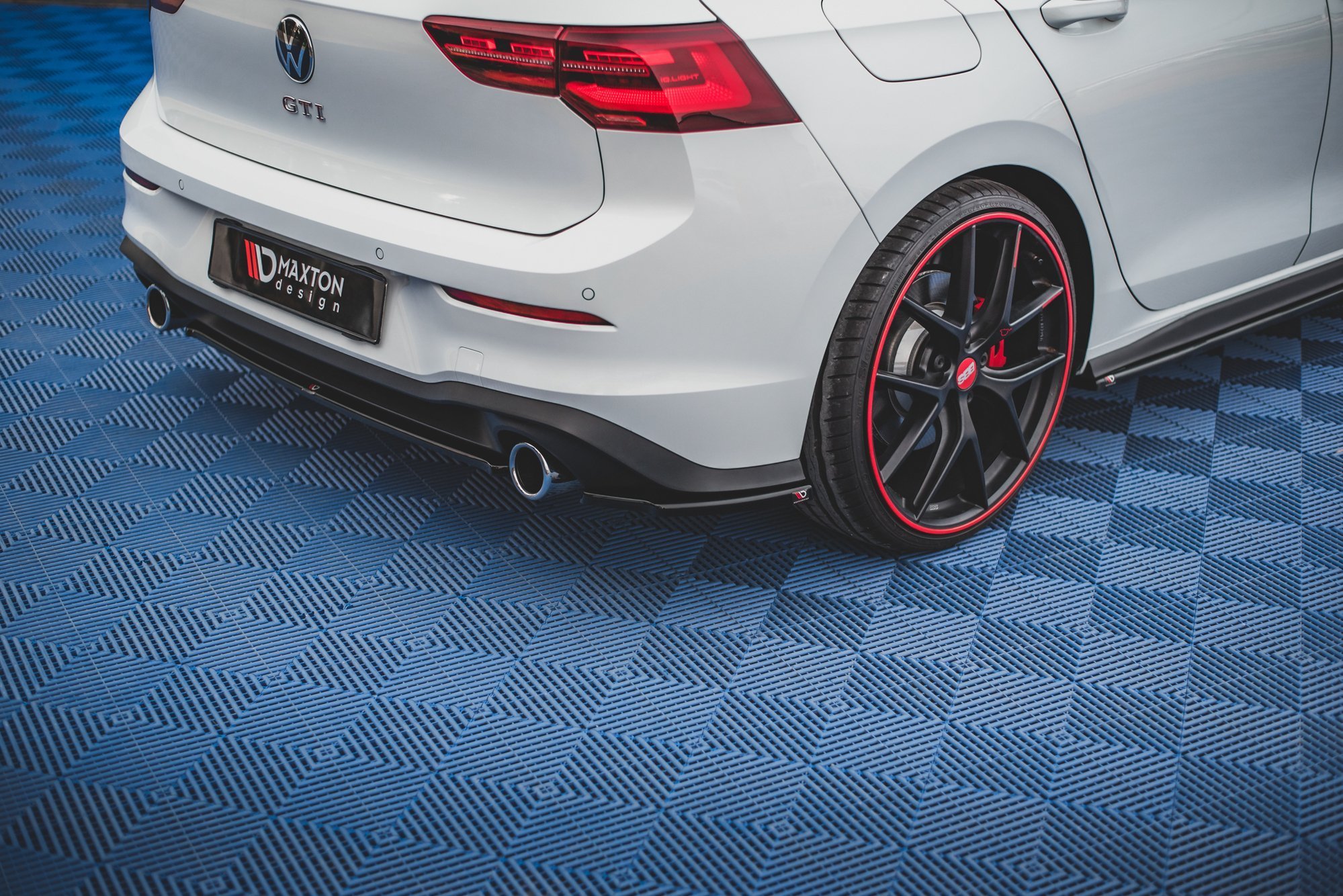 Maxton Design Heck Ansatz Flaps Diffusor für Volkswagen Golf 8 GTI schwarz Hochglanz