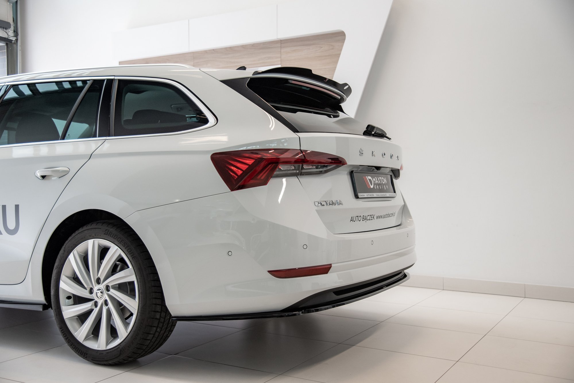 Maxton Design Spoiler CAP für Skoda Octavia Standard / RS Mk4 Combi schwarz Hochglanz