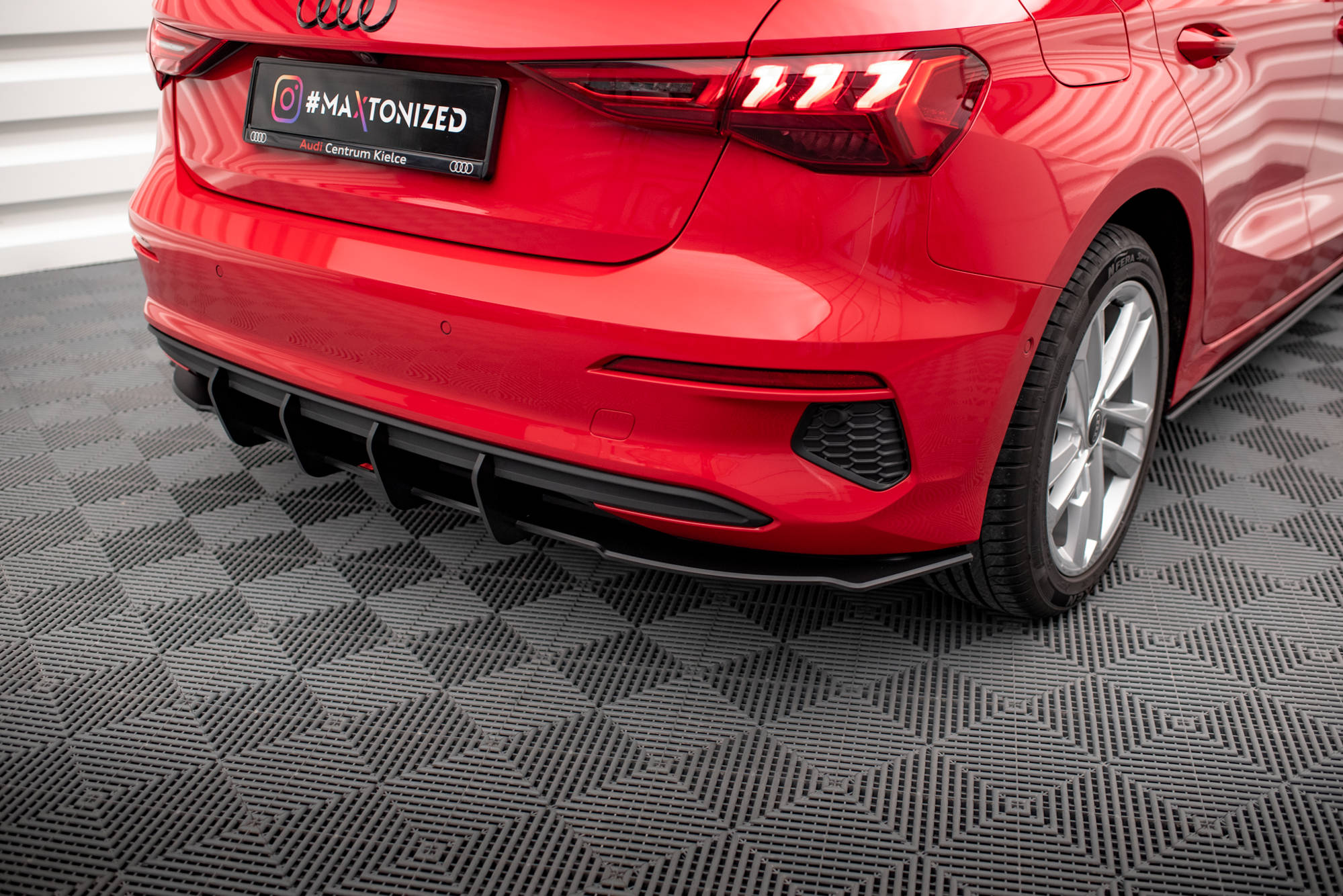 Maxton Design Robuste Racing Diffusor Heck Ansatz +Flaps für Audi A3 Sportback 8Y schwarz Hochglanz