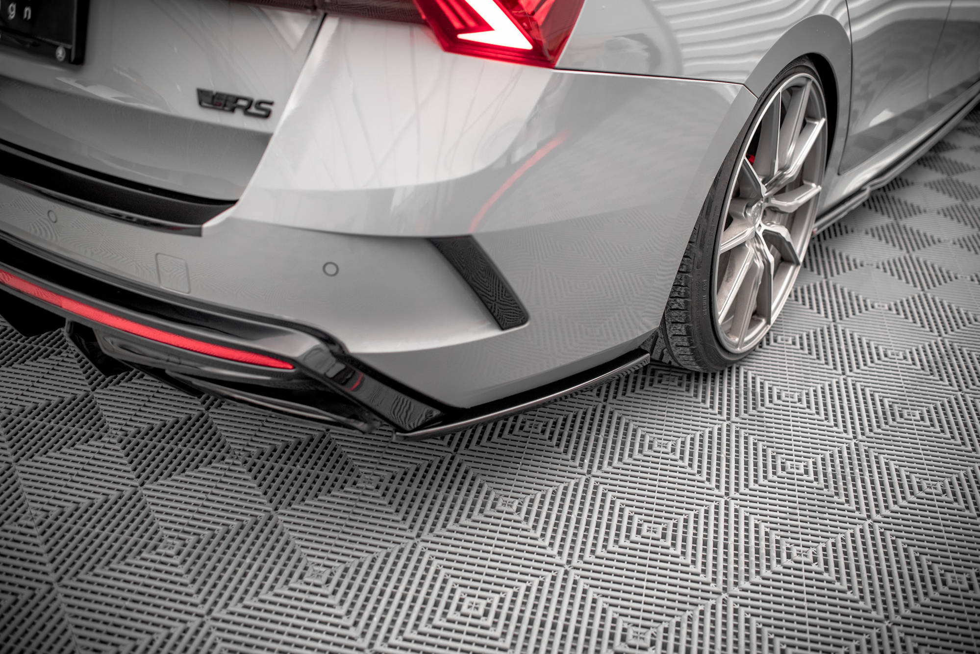 Maxton Design Heck Ansatz Flaps Diffusor V.4 für Skoda Octavia RS Mk4 schwarz Hochglanz