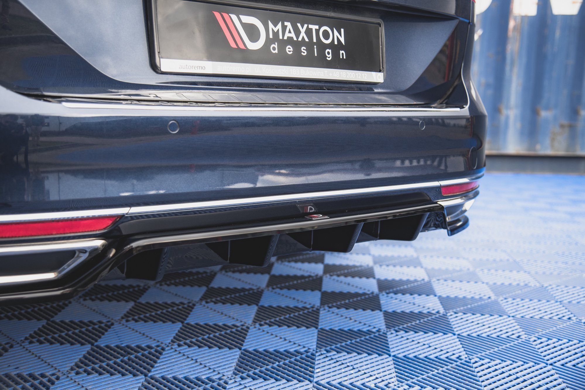 Maxton Design Mittlerer Diffusor Heck Ansatz DTM Look für Volkswagen Passat B8 schwarz Hochglanz
