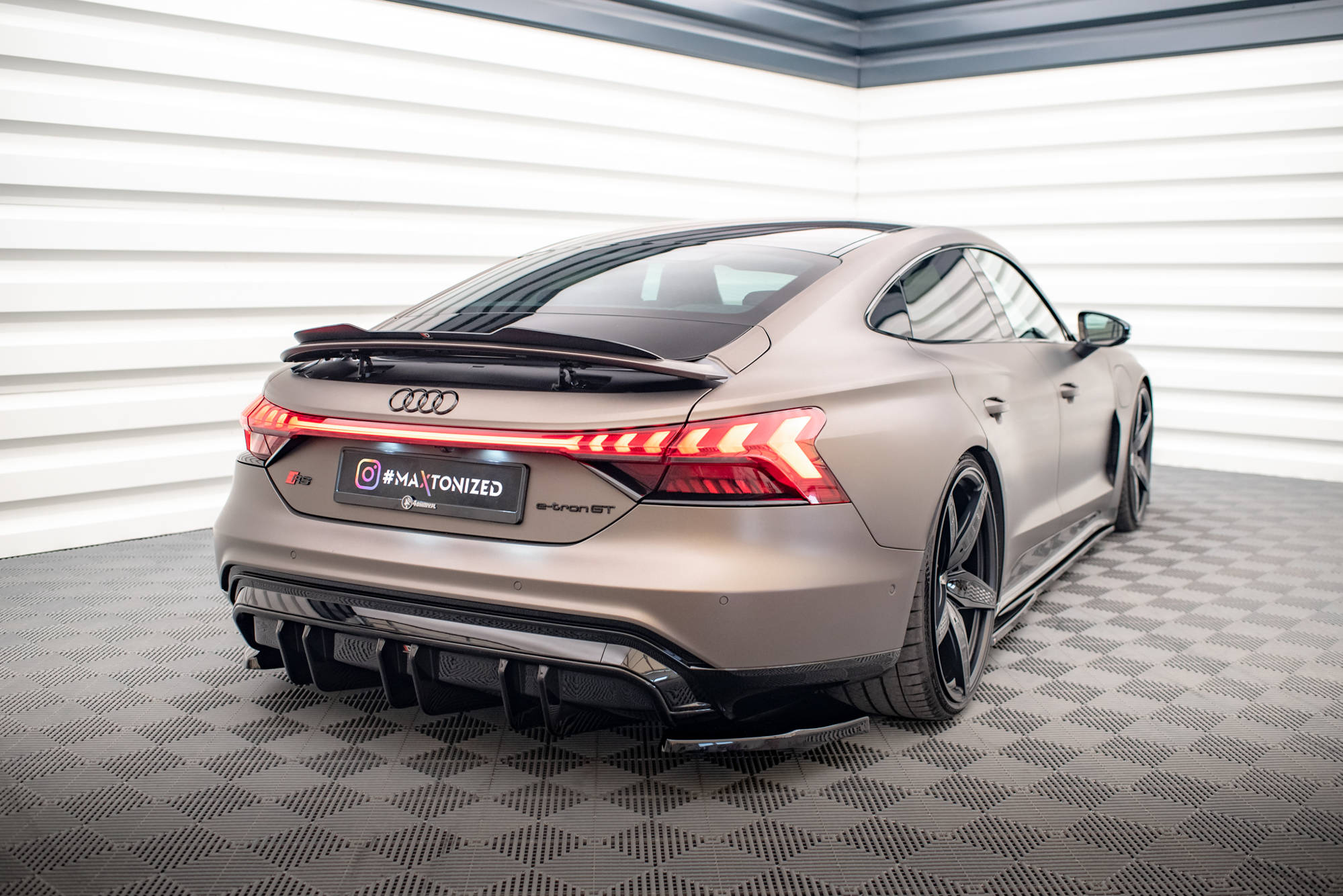 Maxton Design Heck Ansatz Flaps Diffusor V.2 für Audi e-Tron GT / RS GT Mk1 schwarz Hochglanz