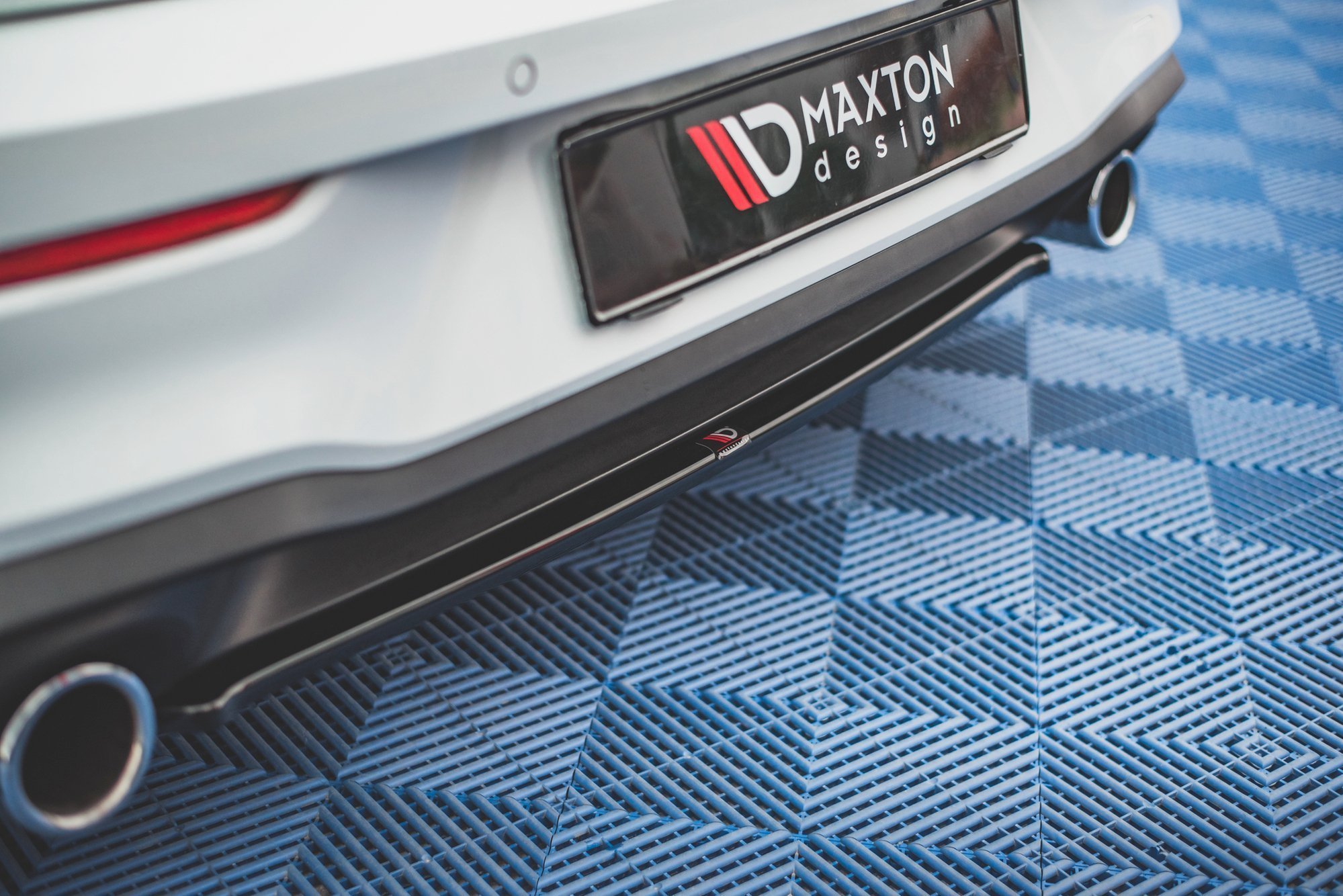 Maxton Design Mittlerer Diffusor Heck Ansatz für Volkswagen Golf 8 GTI schwarz Hochglanz