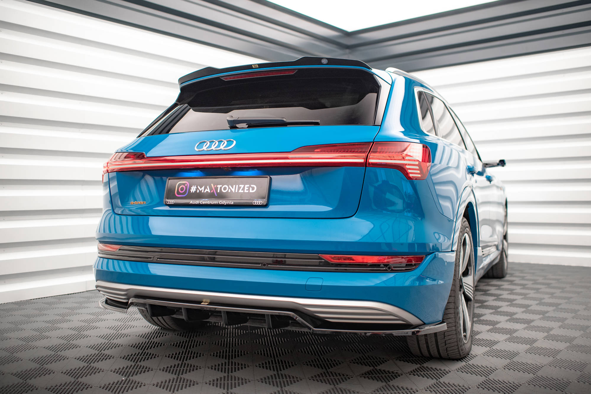 Maxton Design Mittlerer Diffusor Heck Ansatz DTM Look für Audi e-tron schwarz Hochglanz Maxton Design Mittlerer Diffusor Heck Ansatz DTM Look für Audi e-tron schwarz Hochglanz
