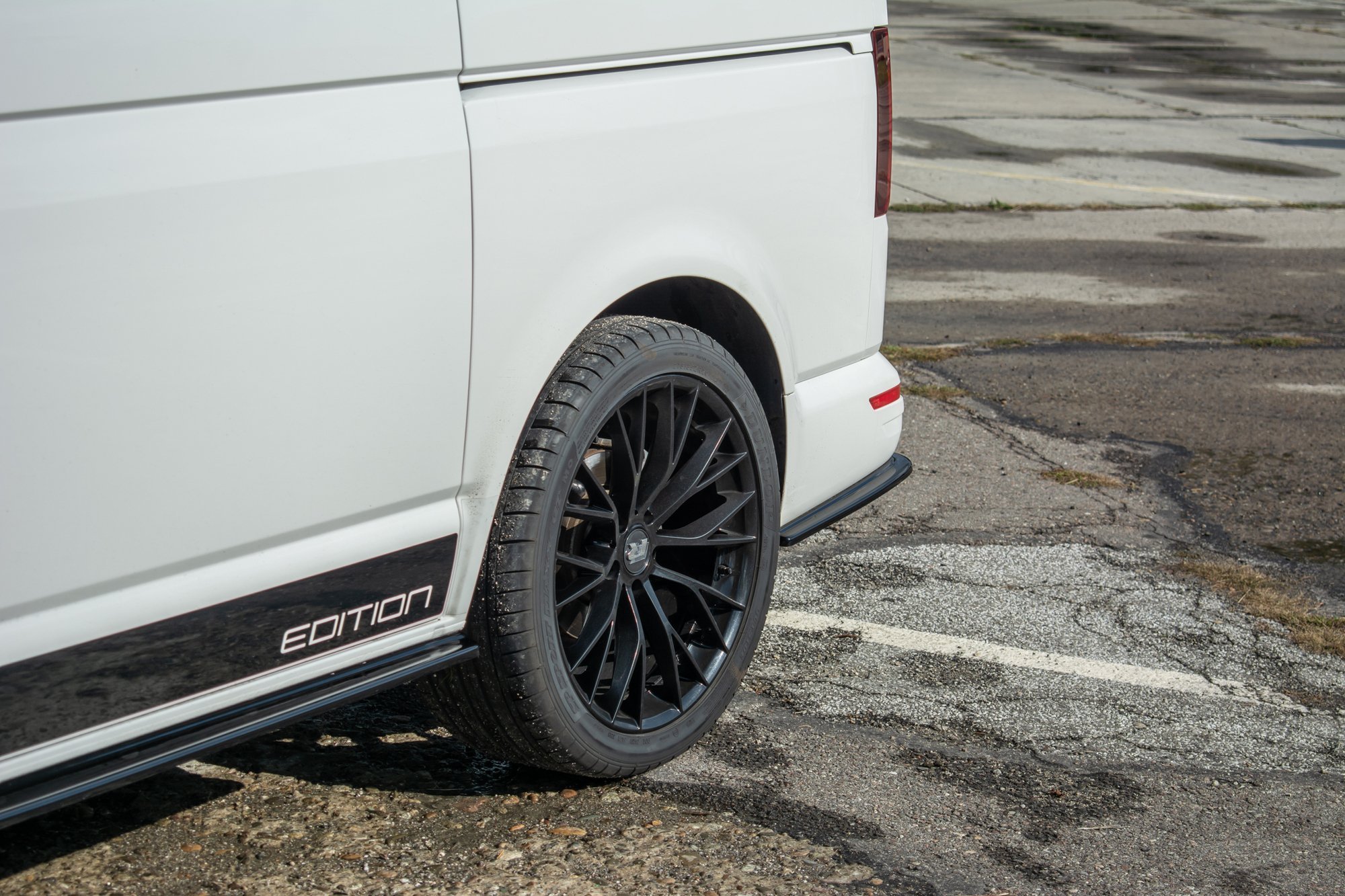 Maxton Design Heck Ansatz Flaps Diffusor für Volkswagen T6 schwarz Hochglanz