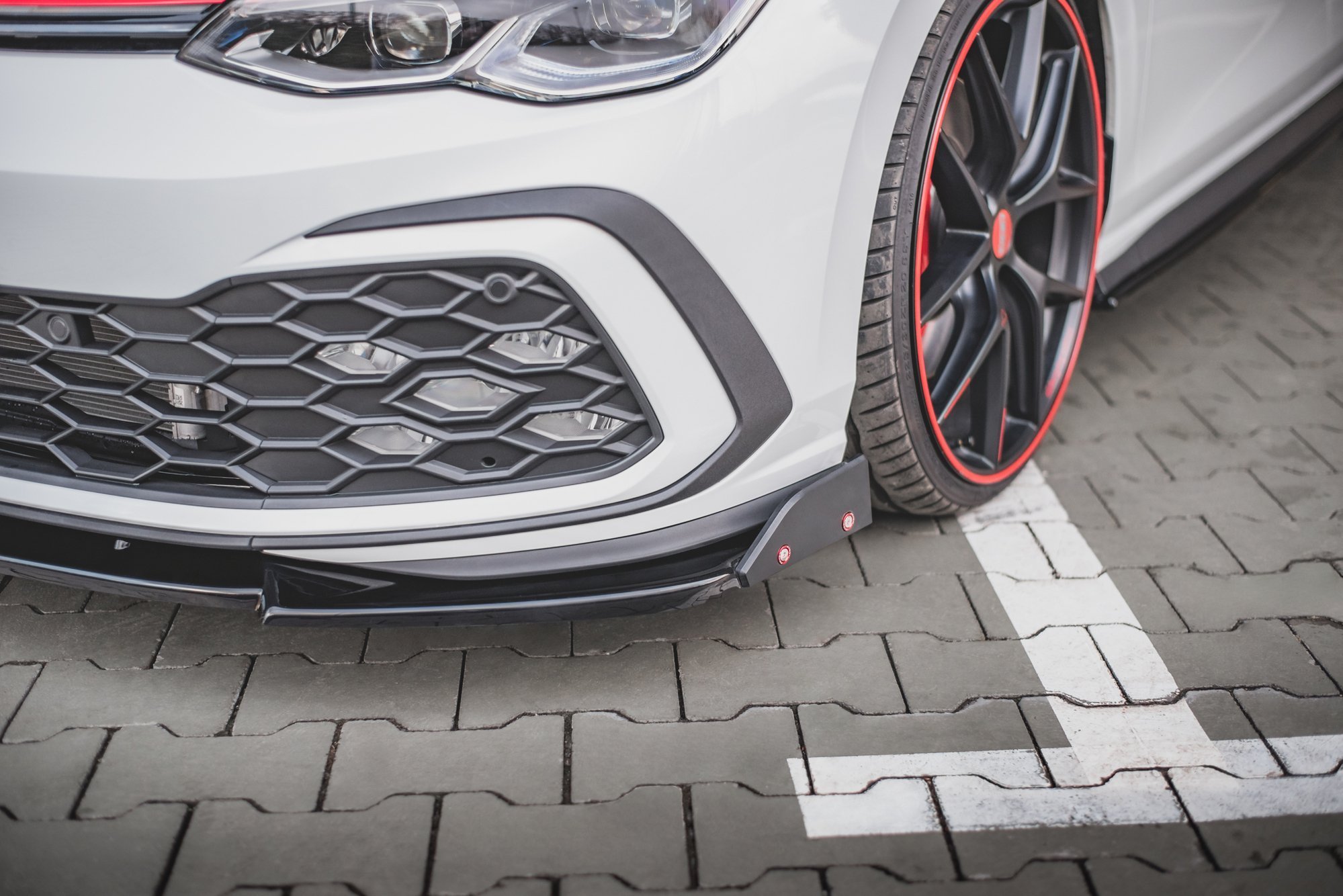 Maxton Design Front Ansatz V.3 +Flaps für Volkswagen Golf 8 GTI