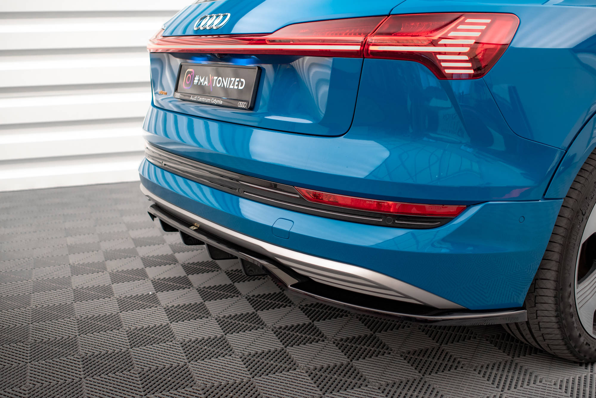 Maxton Design Mittlerer Diffusor Heck Ansatz DTM Look für Audi e-tron schwarz Hochglanz Maxton Design Mittlerer Diffusor Heck Ansatz DTM Look für Audi e-tron schwarz Hochglanz
