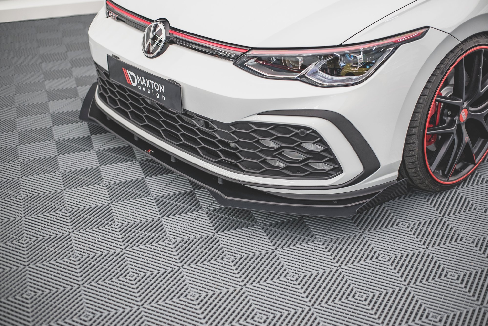 Maxton Design Robuste Racing Front Ansatz für passend +Flaps für Volkswagen Golf 8 GTI schwarz Hochglanz