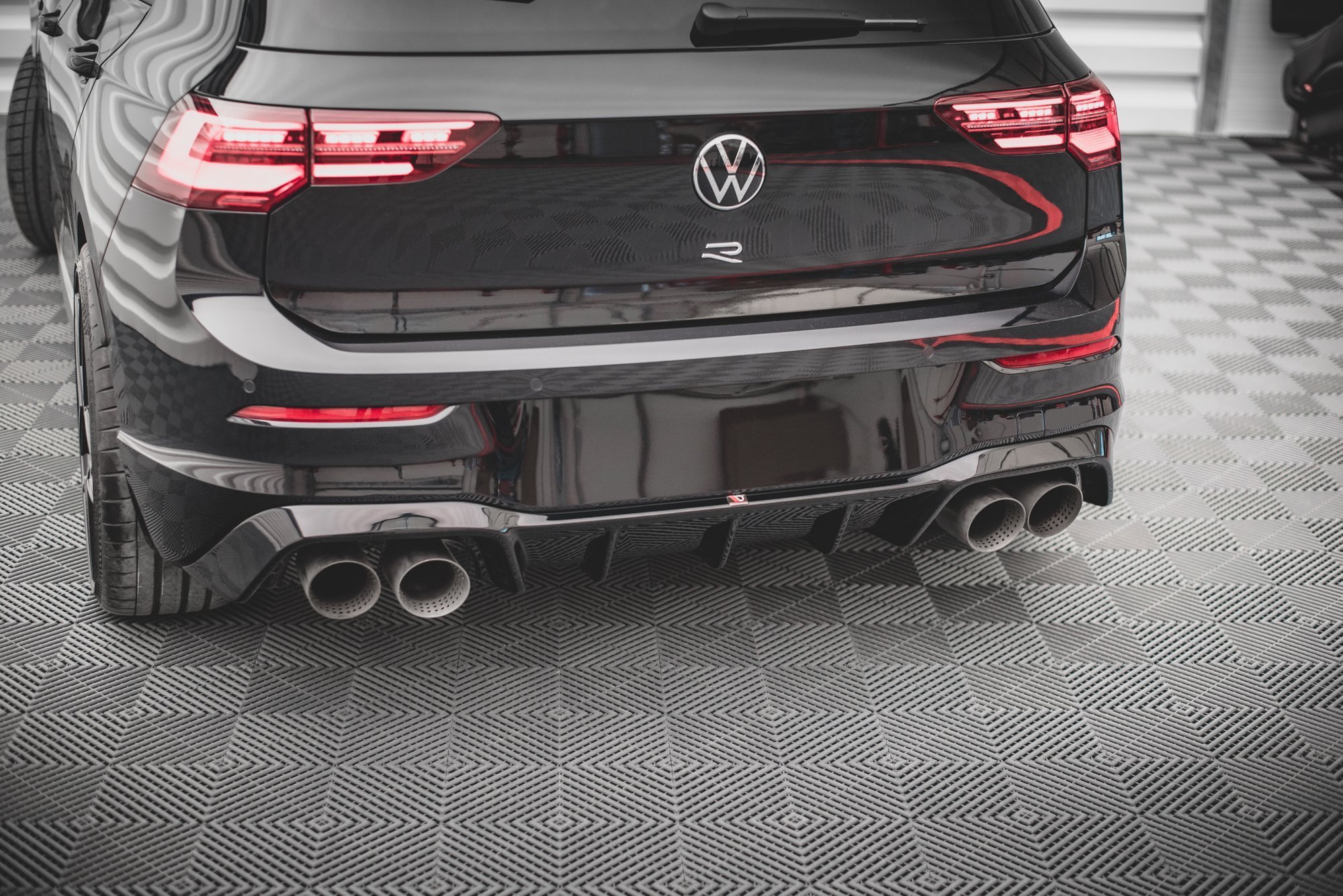 Maxton Design Diffusor Heck Ansatz V.1 für Volkswagen Golf R Mk8 schwarz Hochglanz