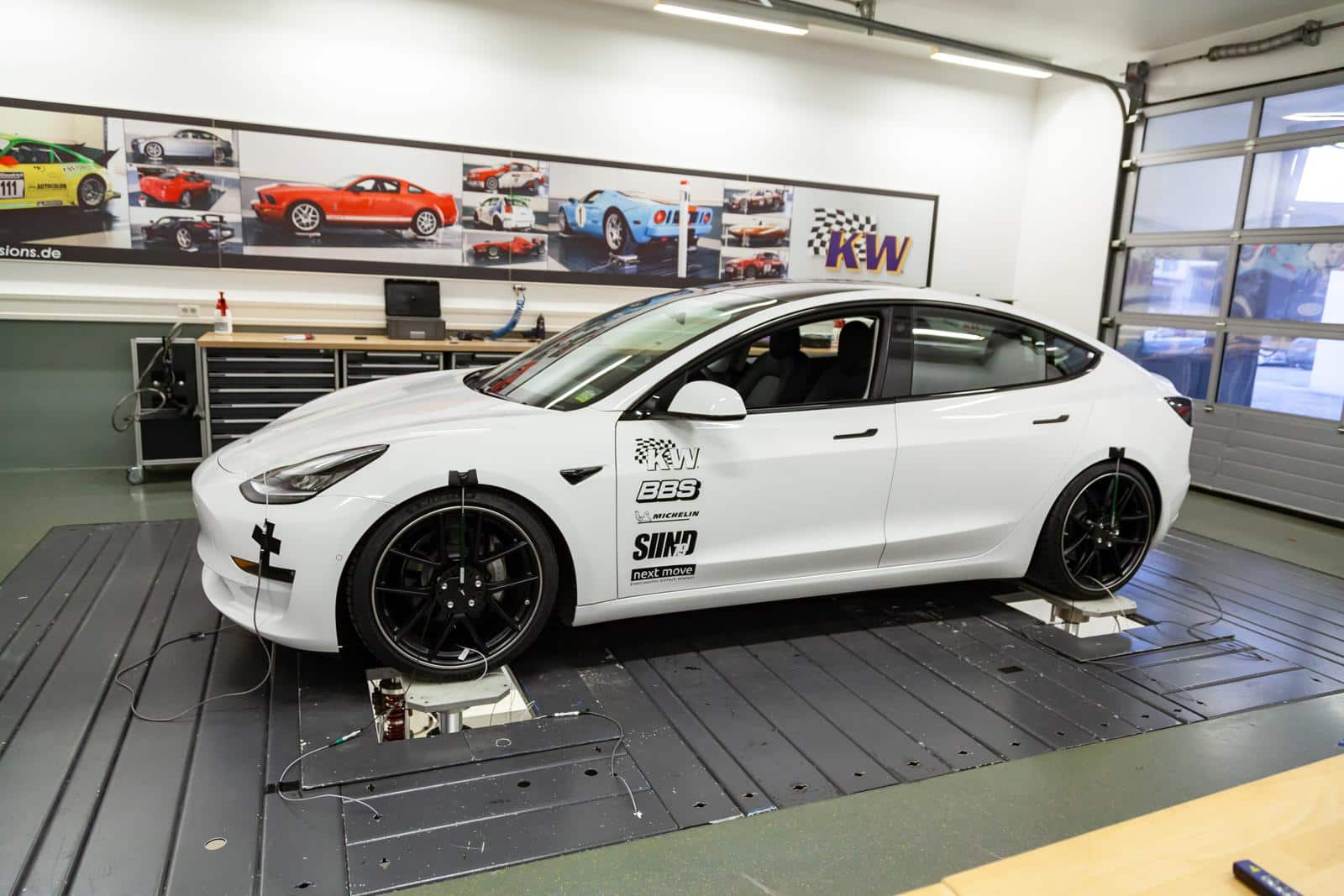 KW V3 inox Gewindefahrwerk Tesla Model 3 KW V3 inox Gewindefahrwerk Tesla Model 3