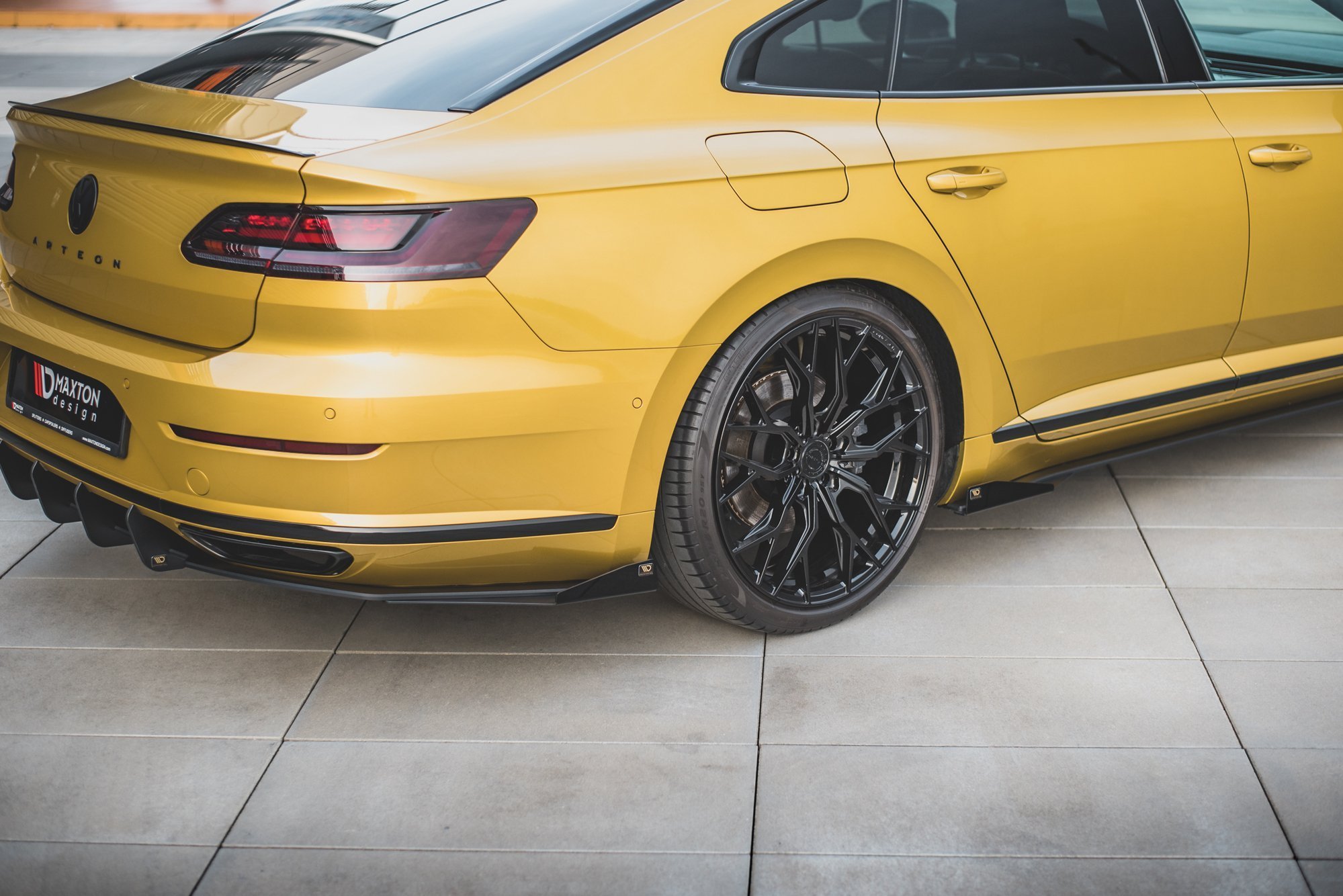 Maxton Design Robuste Racing Diffusor Heck Ansatz +Flaps für Volkswagen Arteon R-Line schwarz Hochglanz