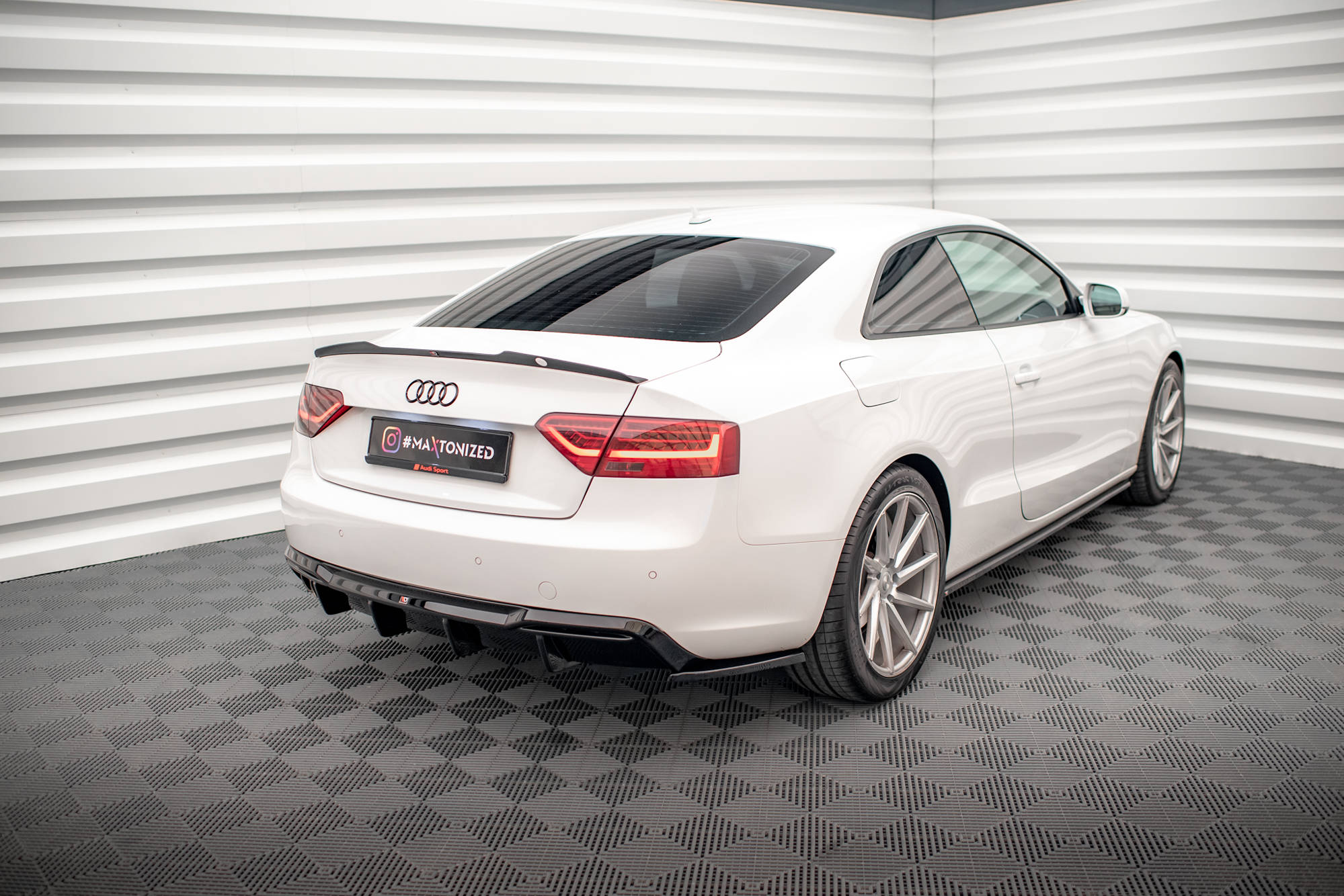 Maxton Design Heck Ansatz Flaps Diffusor für Audi A5 Coupe 8T Facelift schwarz Hochglanz
