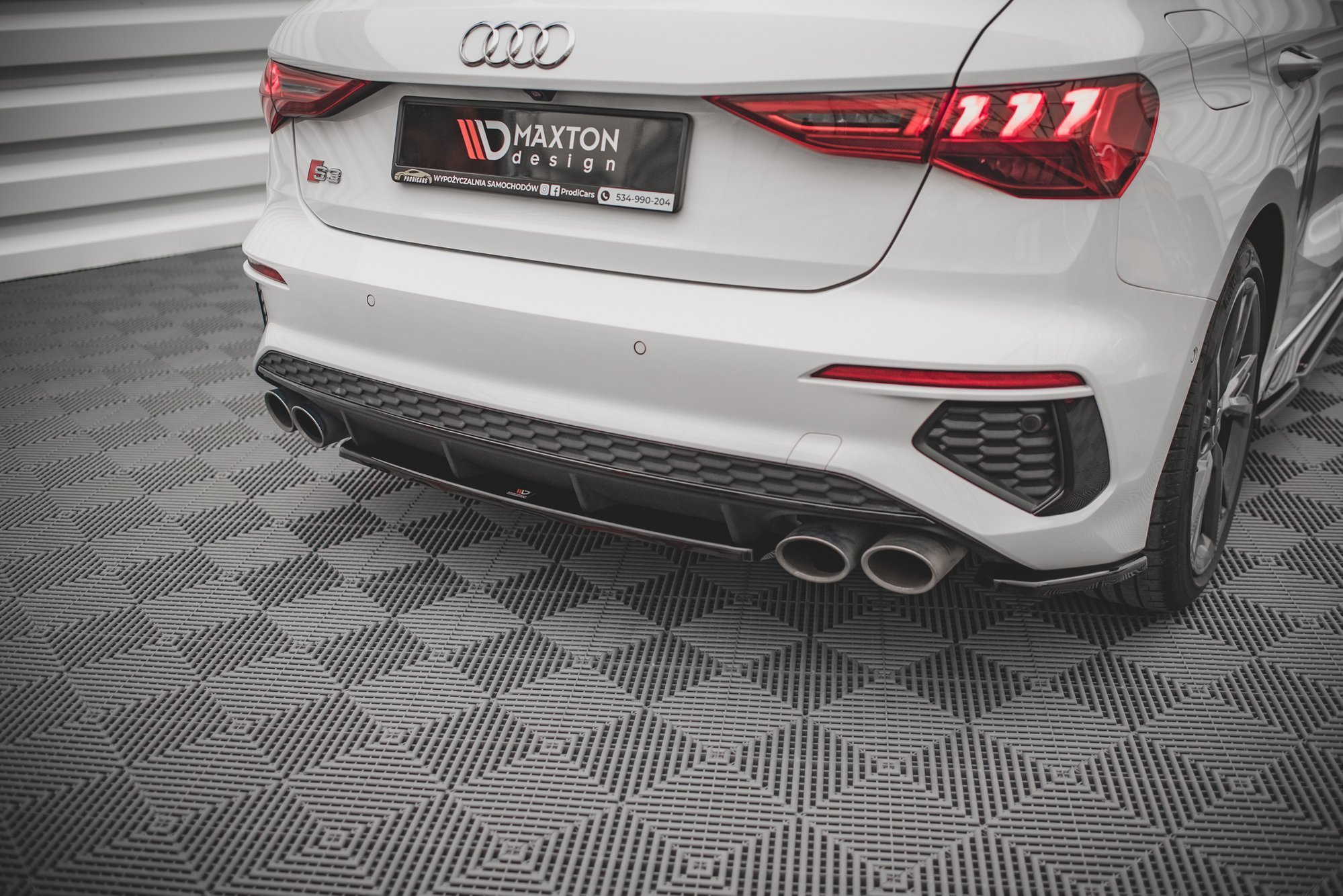 Maxton Design Mittlerer Diffusor Heck Ansatz für Audi S3 Sportback 8Y schwarz Hochglanz
