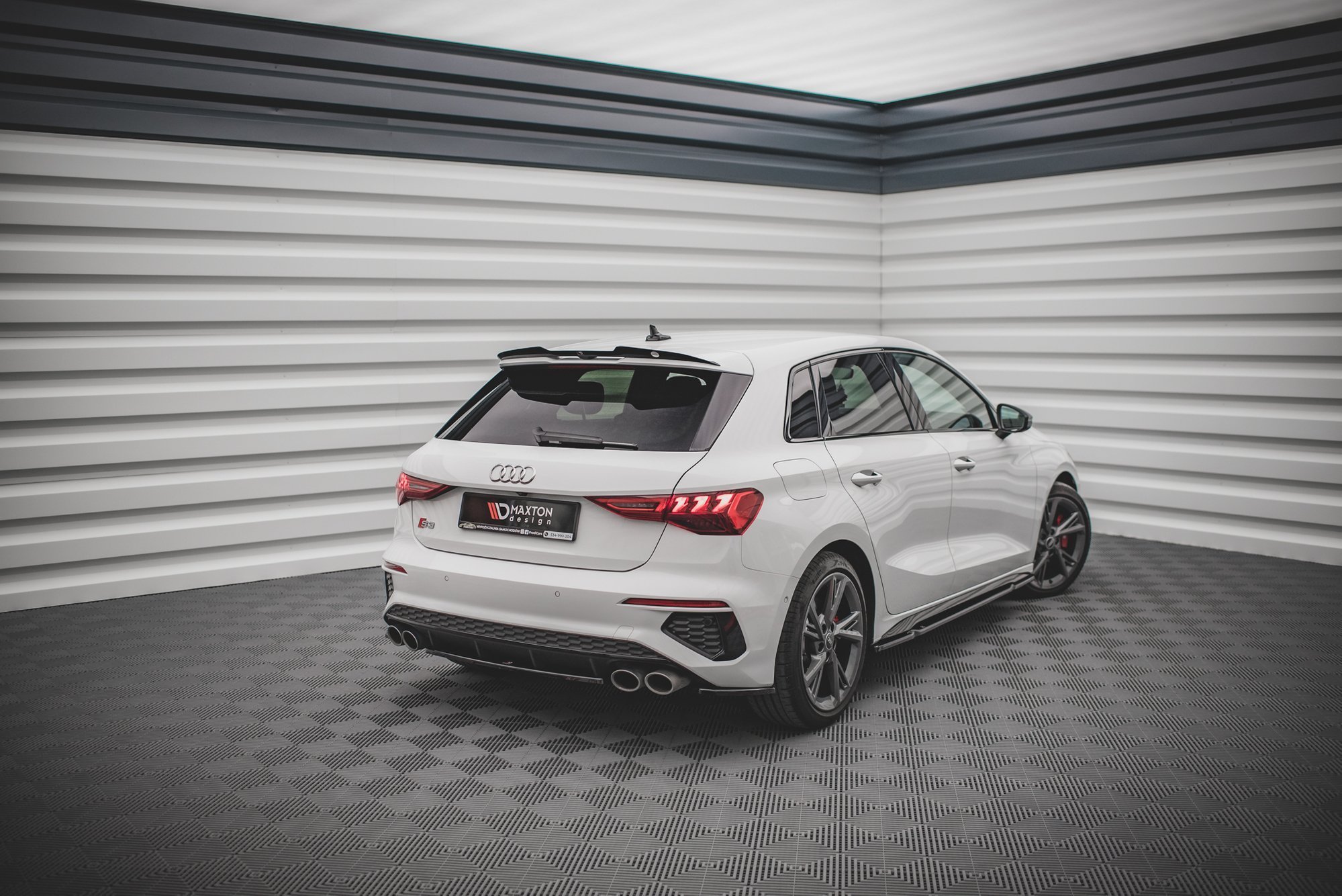 Maxton Design Mittlerer Diffusor Heck Ansatz für Audi S3 Sportback 8Y schwarz Hochglanz