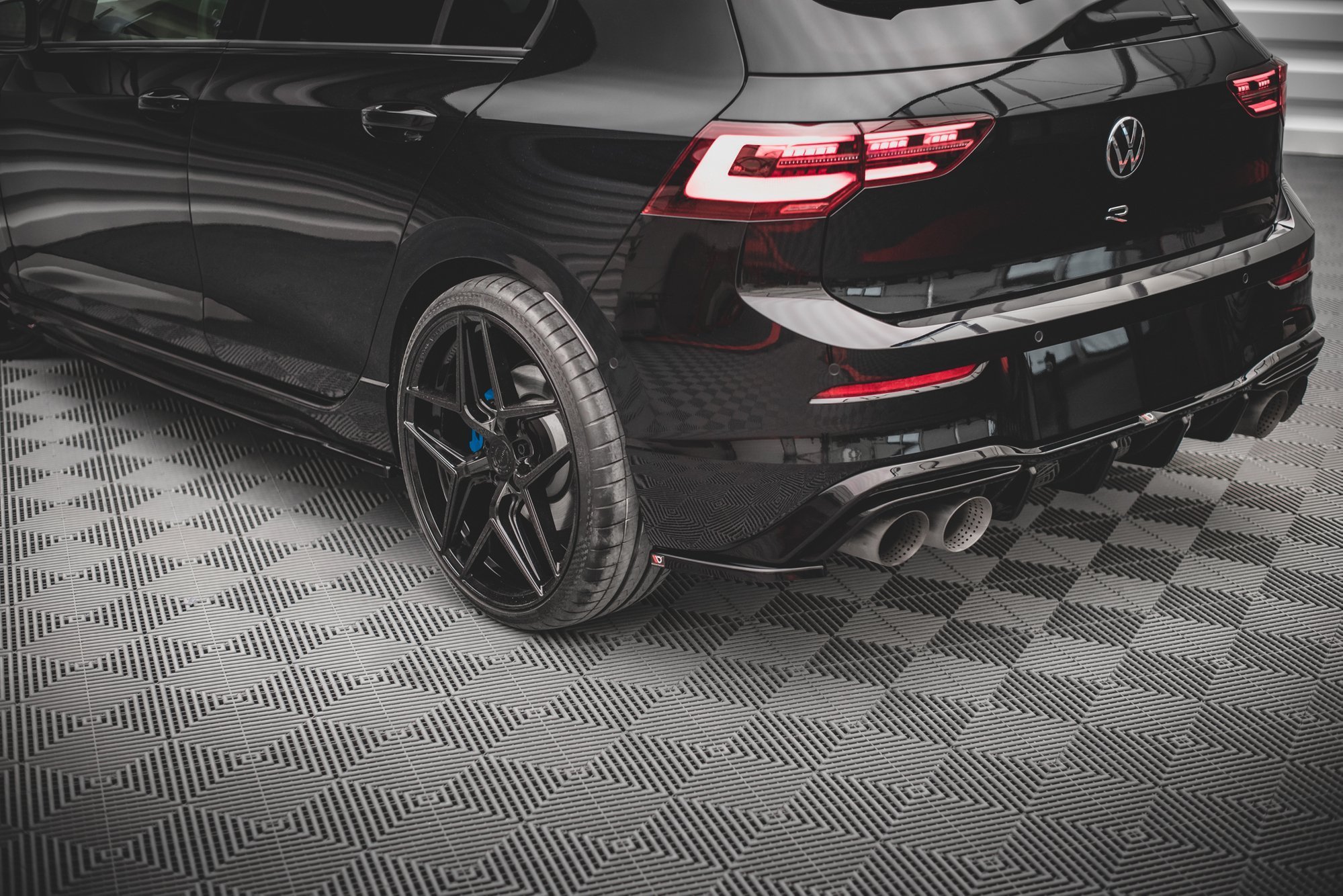 Maxton Design Heck Ansatz Flaps Diffusor V.4 für Volkswagen Golf R Mk8 schwarz Hochglanz