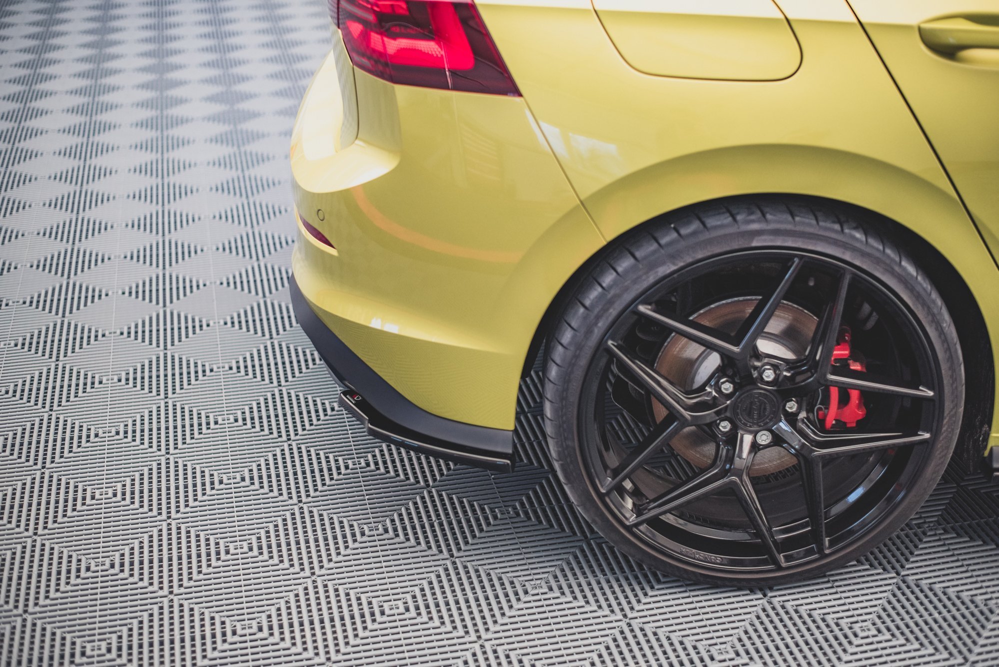 Maxton Design Heck Ansatz Flaps Diffusor V.2 für Volkswagen Golf 8 GTI Clubsport schwarz Hochglanz