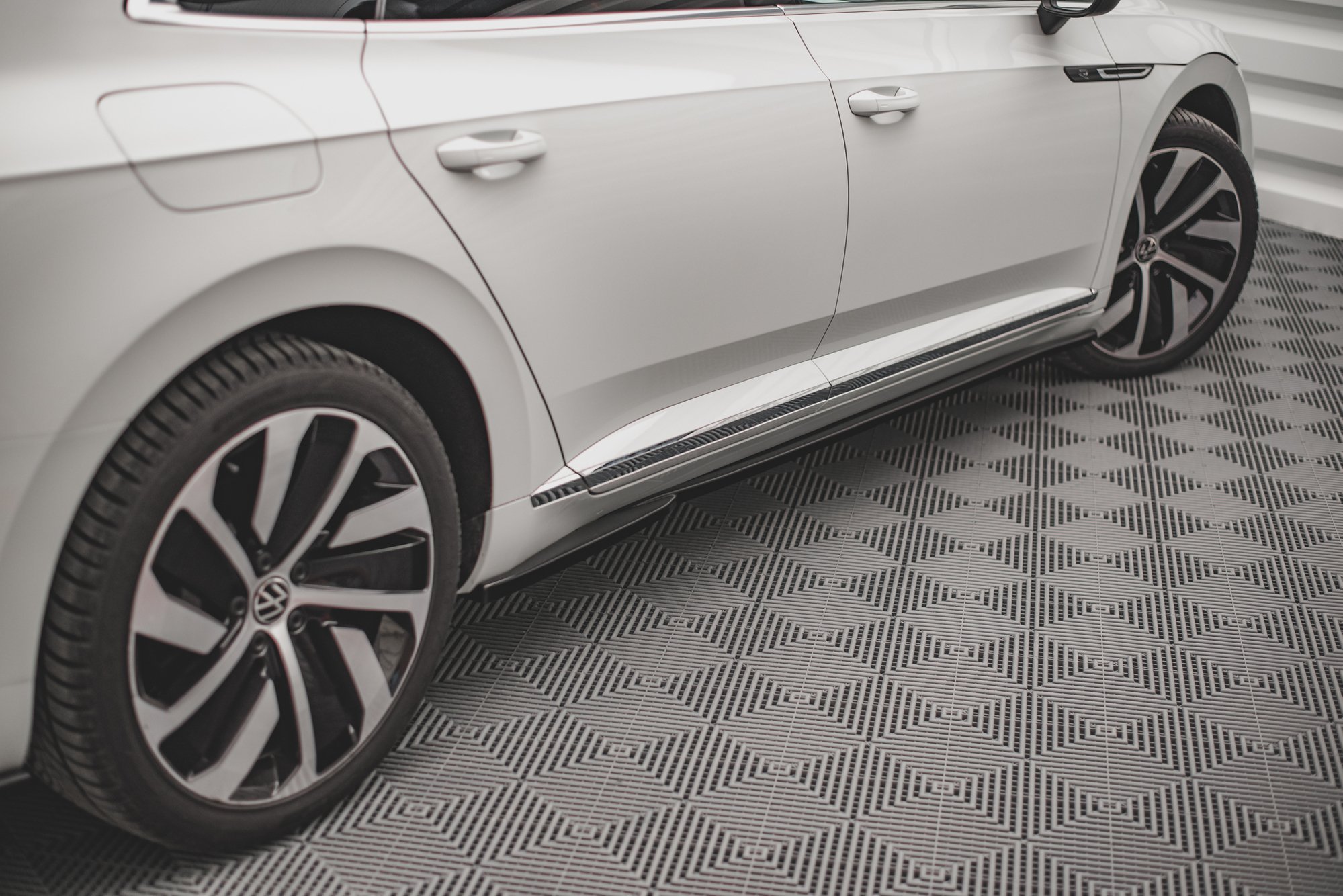 Maxton Design Seitenschweller Ansatz für Volkswagen Arteon R/ R-Line Facelift schwarz Hochglanz