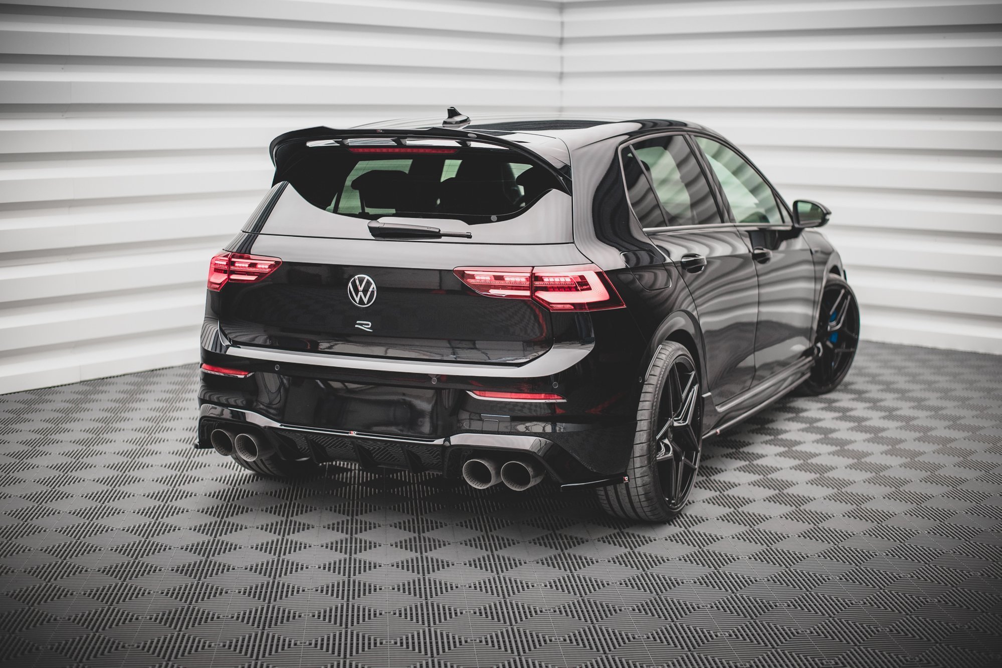 Maxton Design Heck Ansatz Flaps Diffusor V.3 für Volkswagen Golf R Mk8 schwarz Hochglanz