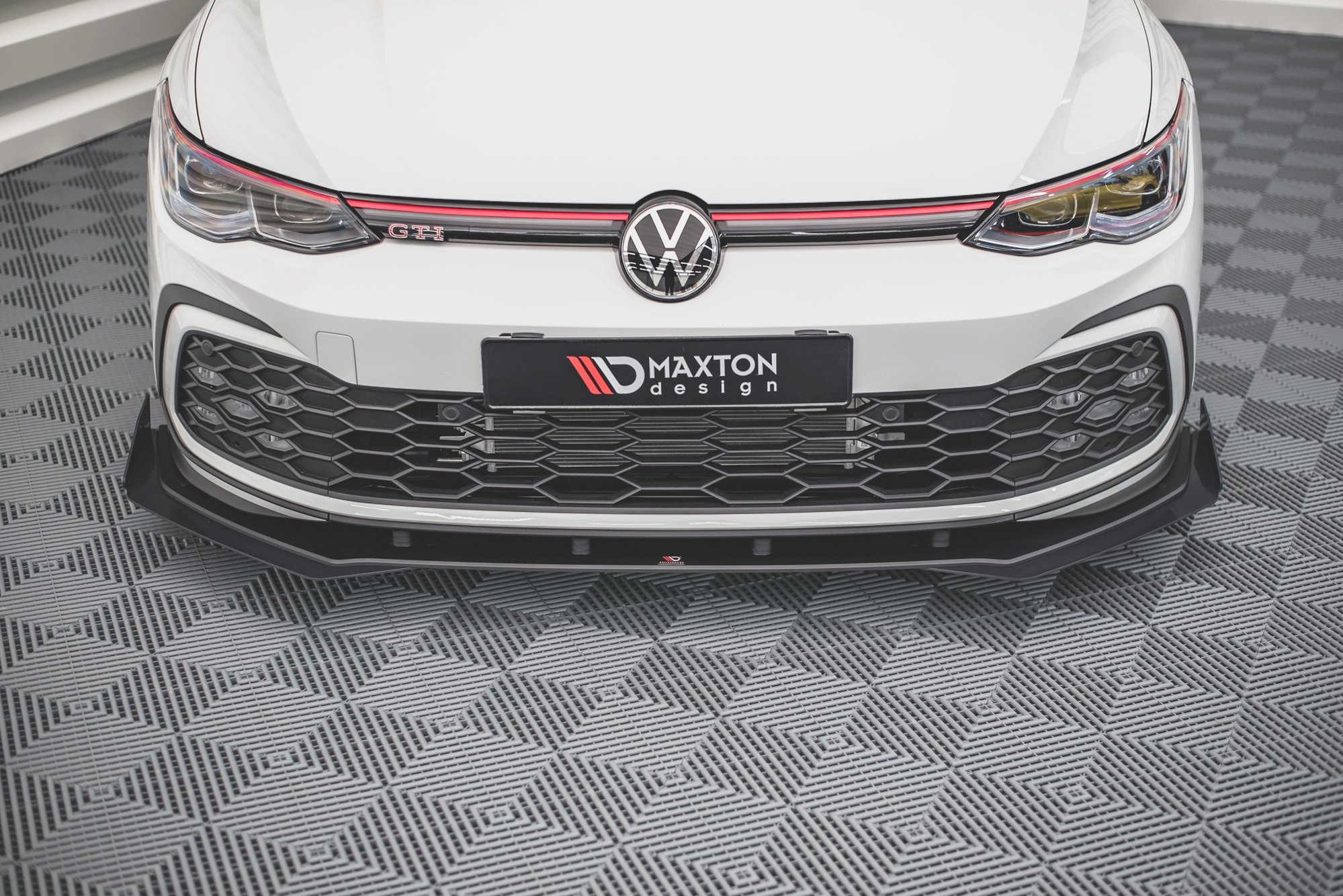 Maxton Design Robuste Racing Front Ansatz für passend +Flaps für Volkswagen Golf 8 GTI schwarz Hochglanz