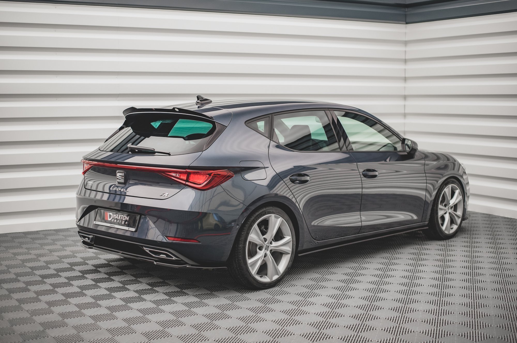 Maxton Design Mittlerer Diffusor Heck Ansatz für Seat Leon FR Hatchback Mk4 schwarz Hochglanz